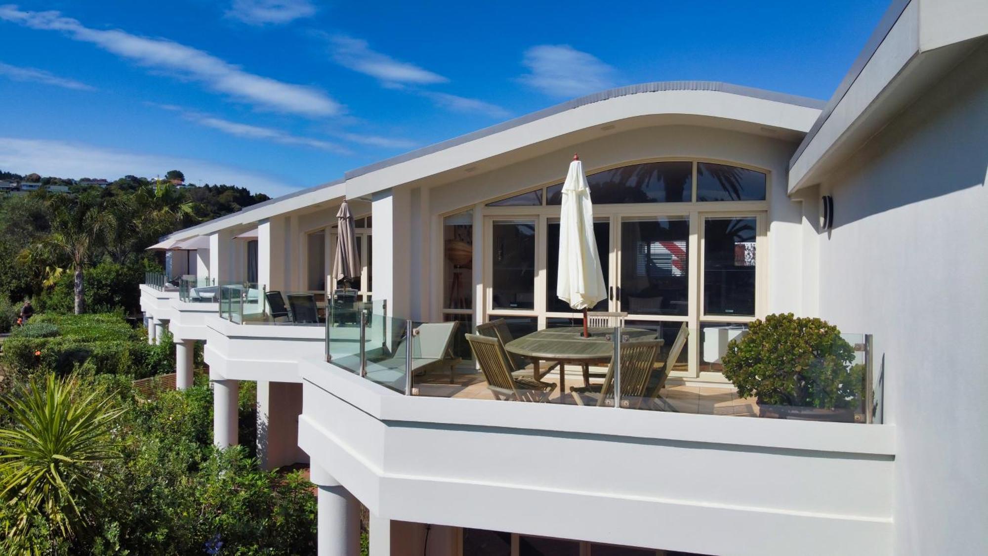 Onetangi Beach Apartments Bagian luar foto