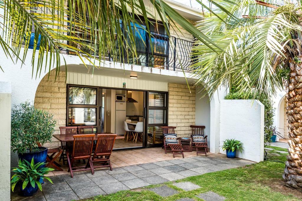 Onetangi Beach Apartments Bagian luar foto