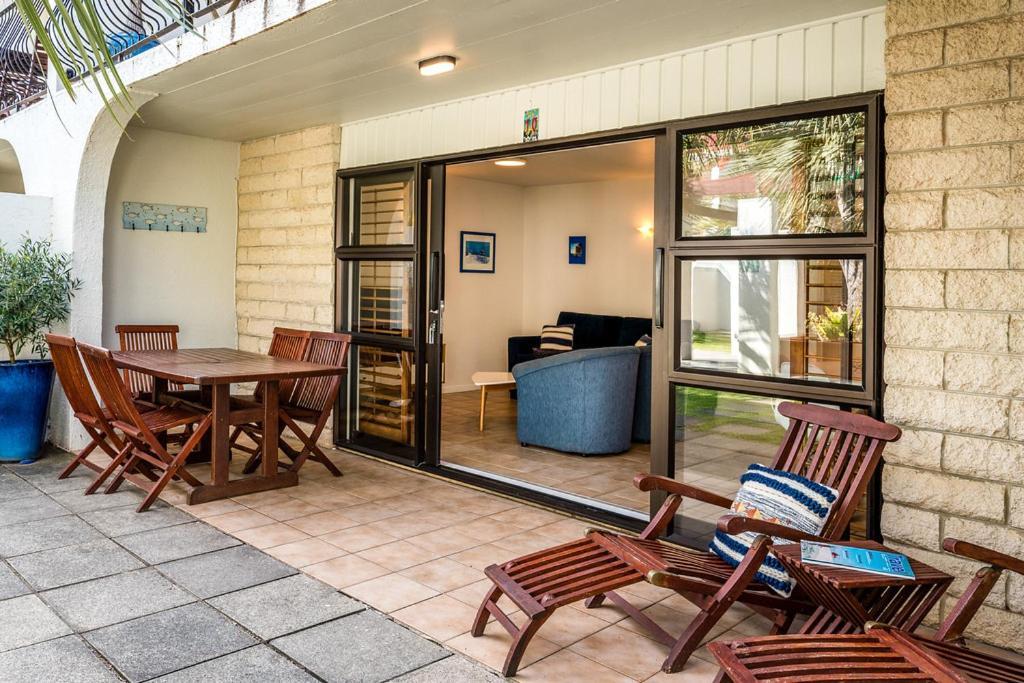 Onetangi Beach Apartments Bagian luar foto