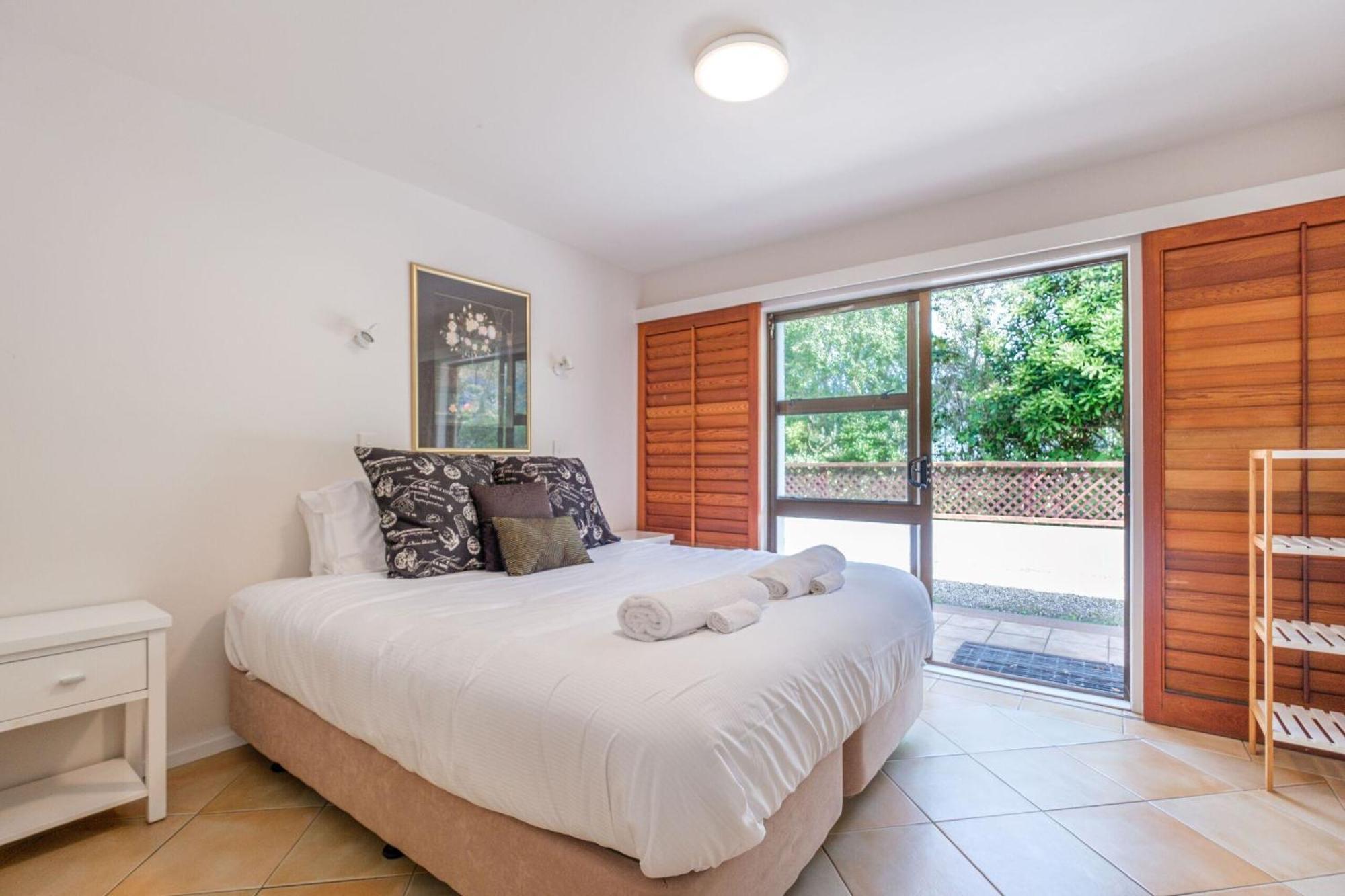 Onetangi Beach Apartments Bagian luar foto